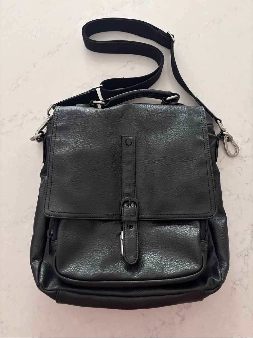 Matt&Nat Black Leather Crossbody Messenger Bag - Classic Everyday Carry